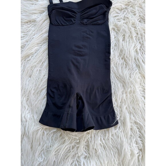 Skims Seamless Sculpt Strapless Shortie Bodysuit Onyx 
Size Medium - Picture 7 of 12